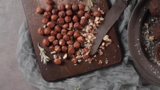 Mörk Chokladtryffel Med Hasselnötter Och Hackade Hasselnötter Över Träskärbräda — Stockvideo