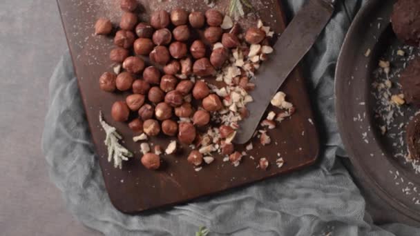 Trufas Chocolate Escuro Com Avelãs Avelãs Picadas Sobre Tábua Corte — Vídeo de Stock