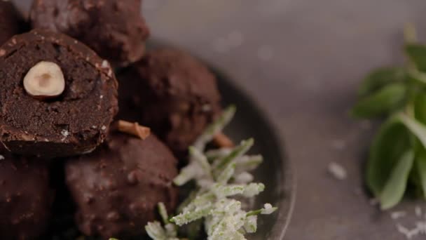 Mörk Chokladtryffel Med Hasselnötter Och Hackade Hasselnötter Över Träskärbräda — Stockvideo