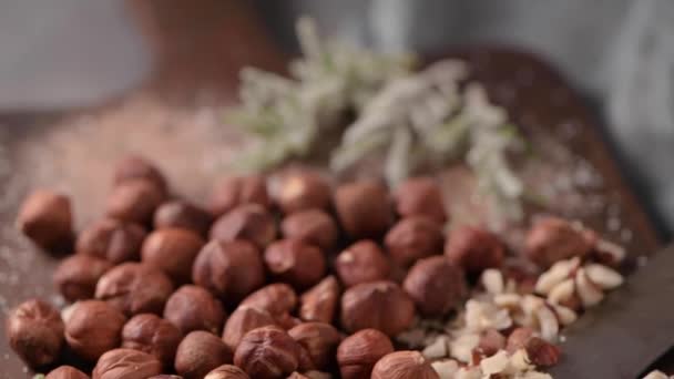 Τρούφες Μαύρης Σοκολάτας Φουντούκια Και Ψιλοκομμένα Φουντούκια Πάνω Από Ξύλο — Αρχείο Βίντεο