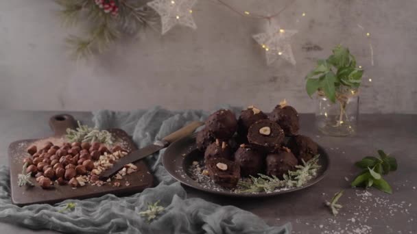 Truffels Van Pure Chocolade Met Hazelnoten Gehakte Hazelnoten Houten Snijplank — Stockvideo