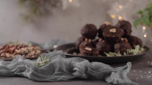 Trüffel Aus Dunkler Schokolade Mit Haselnüssen Und Gehackten Haselnüssen Über — Stockvideo