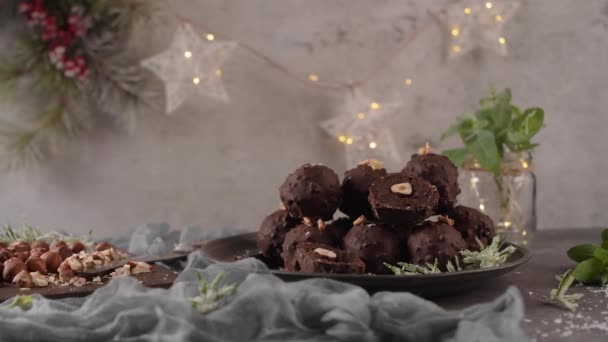 Truffes Chocolat Noir Aux Noisettes Noisettes Hachées Sur Planche Découper — Video