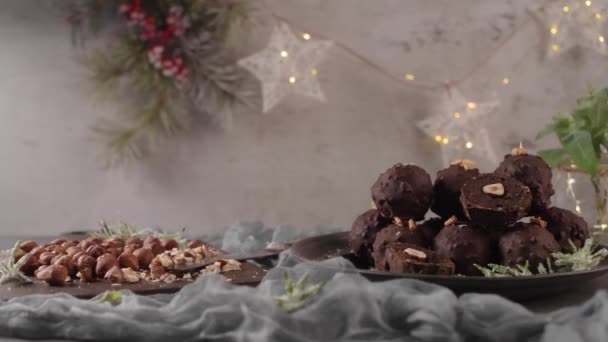 Mörk Chokladtryffel Med Hasselnötter Och Hackade Hasselnötter Över Träskärbräda — Stockvideo