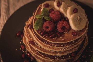 Ahududulu gözleme, muz dilimleri, nar tohumları ve... 