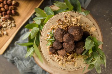 Lezzetli, çıplak kahve ve fındıklı kek. 