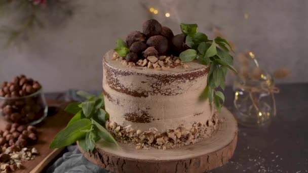 Heerlijke Naakte Koffie Hazelnoten Taart Tafel Rustieke Houten Keuken Aanrecht — Stockvideo