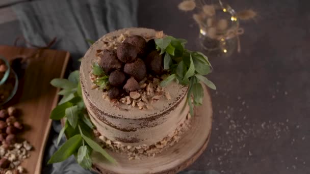 美味的赤裸咖啡和榛子蛋糕放在餐桌乡村木柴厨房台面上 — 图库视频影像