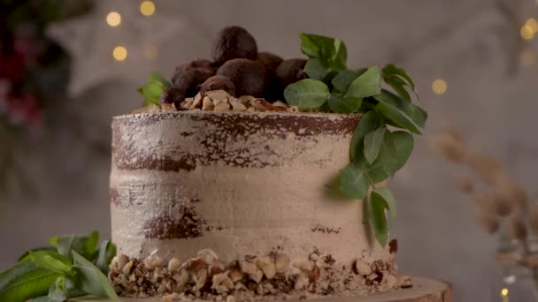 美味的赤裸咖啡和榛子蛋糕放在餐桌乡村木柴厨房台面上 — 图库视频影像