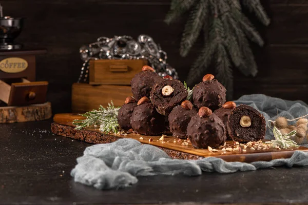 Truffels van pure chocolade met hazelnoten — Stockfoto