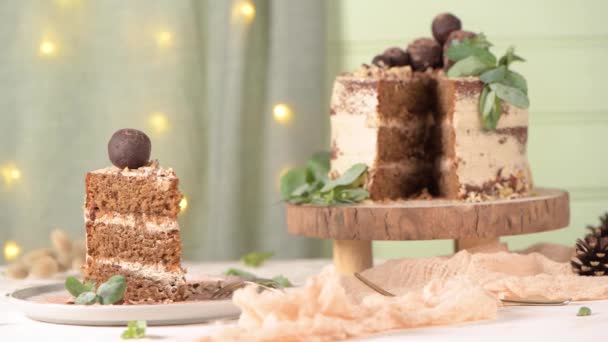 Tranche Plaque Délicieux Gâteau Café Aux Noisettes Sur Comptoir Cuisine — Video