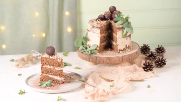 Tranche Plaque Délicieux Gâteau Café Aux Noisettes Sur Comptoir Cuisine — Video