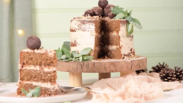 Teller Mit Leckerem Nacktkaffee Und Haselnusskuchen Auf Tisch Rustikales Holz — Stockvideo