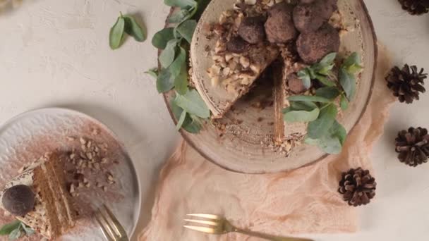Кусочек Тарелки Вкусного Обнаженного Кофе Орехового Пирога Столе Деревенской Кухни — стоковое видео