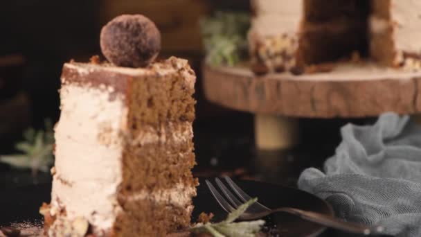 薄片美味的赤裸咖啡和榛子蛋糕放在餐桌 乡村木柴厨房台面上 — 图库视频影像