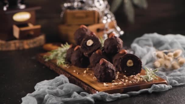 Trufas Chocolate Escuro Com Avelãs Sobre Tábua Corte Madeira — Vídeo de Stock