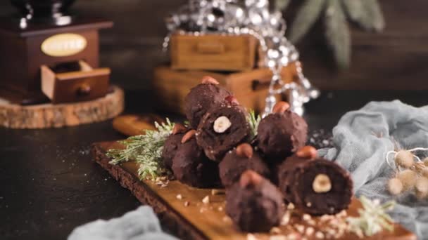 Trufas Chocolate Negro Con Avellanas Sobre Tabla Cortar Madera — Vídeo de stock
