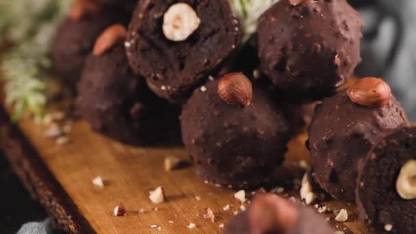 Tartufi Cioccolato Fondente Con Nocciole Sopra Tagliere Legno — Video Stock