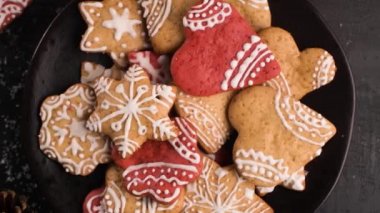 Kırsal arka planda pişirilmiş Noel kurabiyeleri.