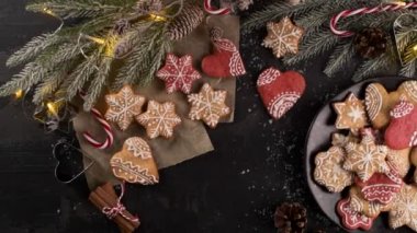 Kırsal arka planda pişirilmiş Noel kurabiyeleri.