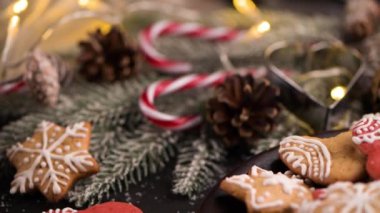 Kırsal arka planda pişirilmiş Noel kurabiyeleri.