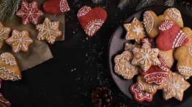 Kırsal arka planda pişirilmiş Noel kurabiyeleri.