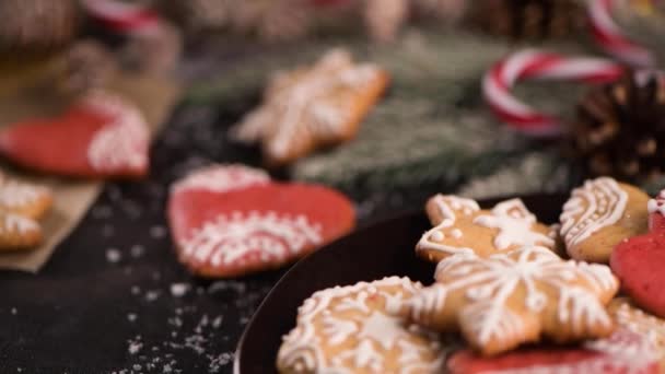 Biscoitos Natal Cozidos Fundo Escuro Rústico — Vídeo de Stock