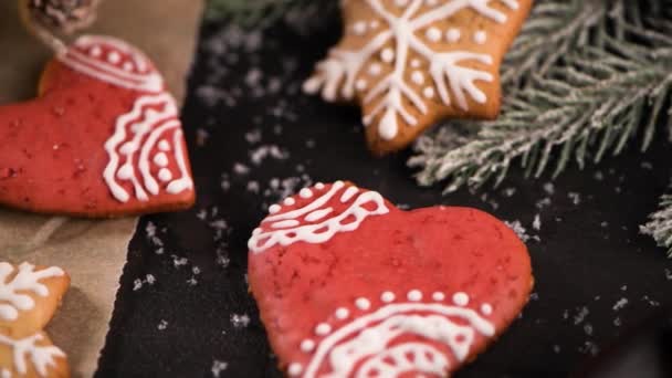 素朴な暗い背景で焼きクリスマスクッキー — ストック動画