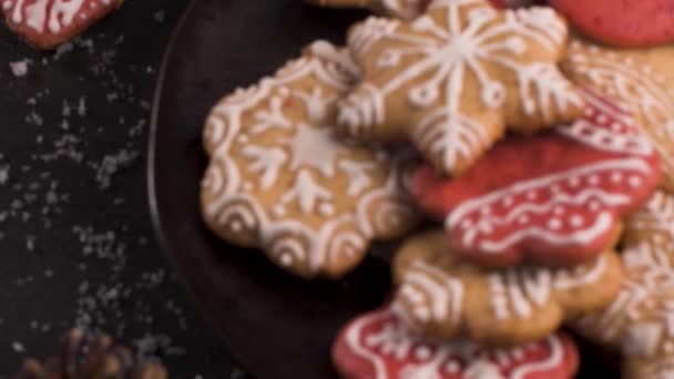 Gebackene Weihnachtsplätzchen Auf Rustikalem Dunklem Hintergrund — Stockvideo
