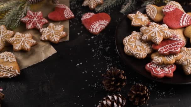 Biscoitos Natal Cozidos Fundo Escuro Rústico — Vídeo de Stock