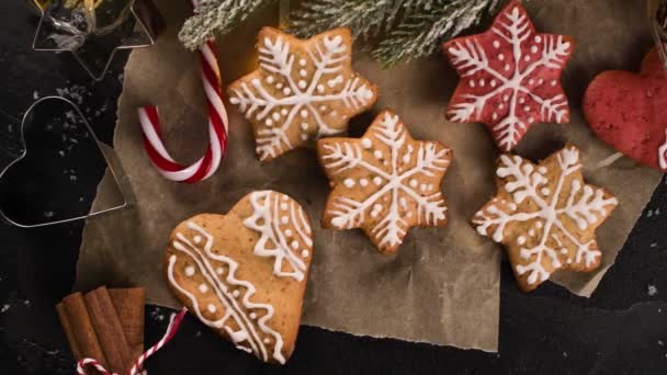 Biscoitos Natal Cozidos Fundo Escuro Rústico — Vídeo de Stock