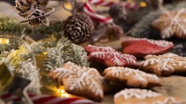 Kırsal arka planda pişirilmiş Noel kurabiyeleri.