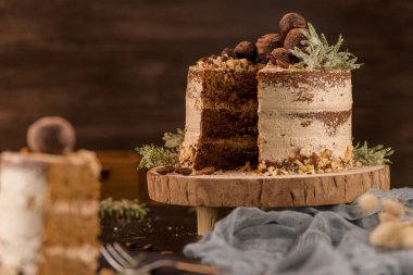 Lezzetli, çıplak kahve ve fındıklı kek dilimleri.