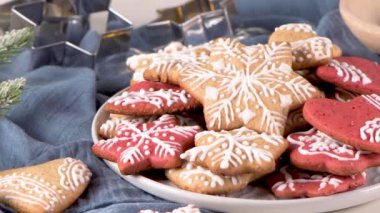 Kırsal arka planda pişirilmiş Noel kurabiyeleri.