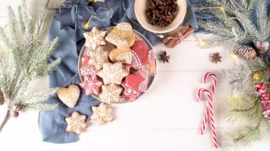 Kırsal arka planda pişirilmiş Noel kurabiyeleri.