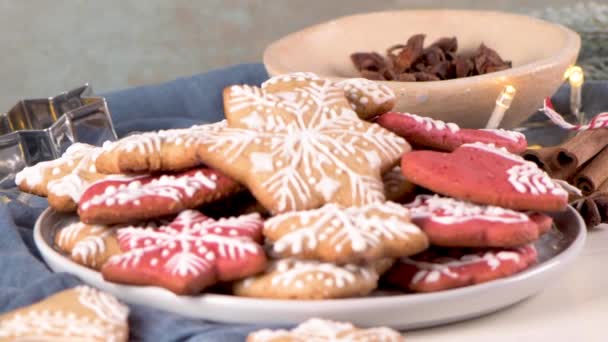 Biscoitos Natal Cozidos Fundo Escuro Rústico — Vídeo de Stock