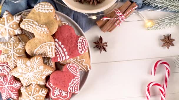 素朴な暗い背景で焼きクリスマスクッキー — ストック動画
