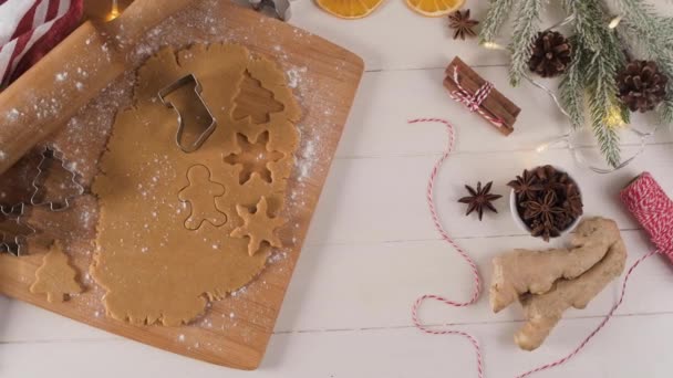 Noel Kurabiyeleri Mutfak Tezgahındaki Kurabiye Kesiciler Için Çiğ Hamur — Stok video