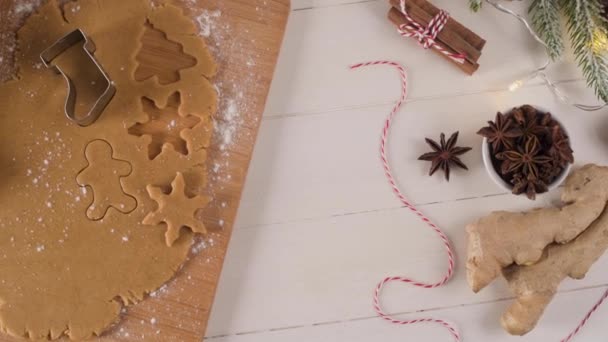 Rauw Deeg Voor Kerstkoekjes Koekjessnijders Aanrecht — Stockvideo