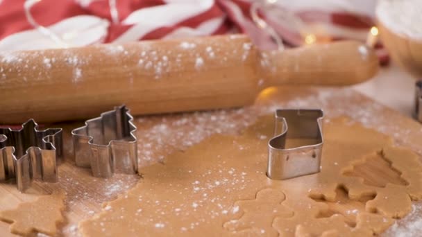 Rauw Deeg Voor Kerstkoekjes Koekjessnijders Aanrecht — Stockvideo