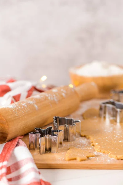 Rauw deeg voor kerstkoekjes — Stockfoto