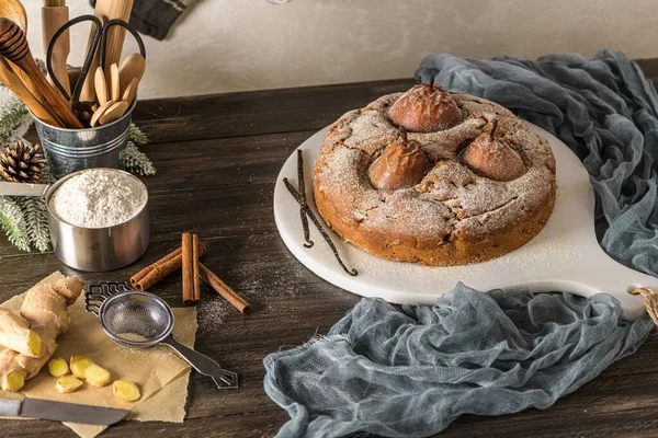 Leckerer Kuchen mit Birne und Zimt — Stockfoto