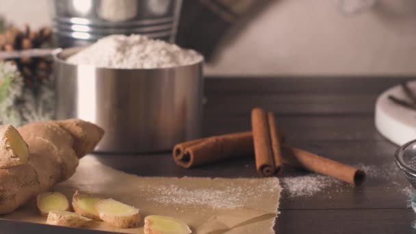Délicieux Gâteau Avec Poire Gingembre Cannelle Sur Comptoir Cuisine Sombre — Video