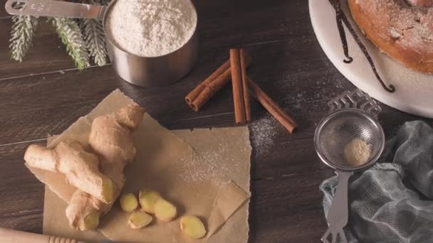 Mutfak Tezgahında Armutlu Zencefilli Tarçınlı Lezzetli Bir Pasta — Stok video