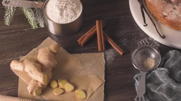 Deliziosa Torta Con Pera Zenzero Cannella Bancone Della Cucina Scura — Video Stock