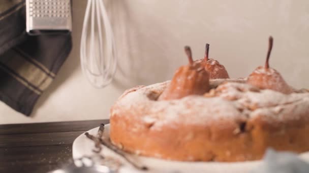 Deliziosa Torta Con Pera Zenzero Cannella Bancone Della Cucina Scura — Video Stock