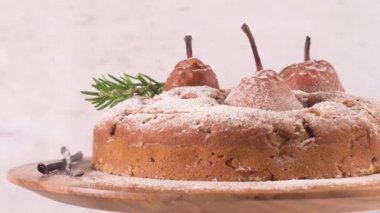 Mutfak tezgahında armutlu, zencefilli ve tarçınlı lezzetli bir pasta..