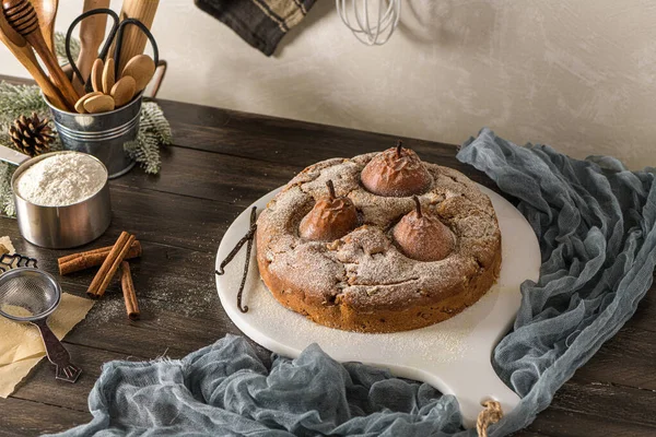 Leckerer Kuchen mit Birne und Zimt — Stockfoto