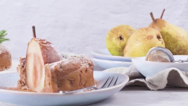 暗いキッチンカウンターでプレート上の梨 シナモンとおいしいケーキスライス — ストック動画