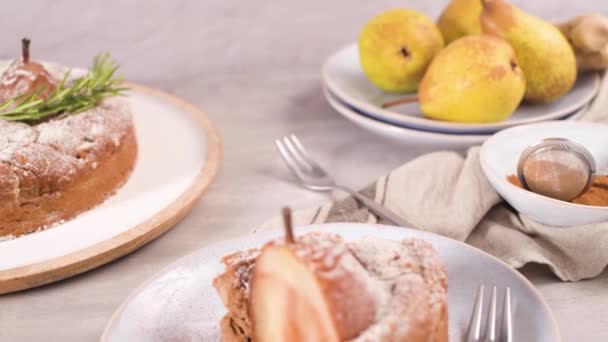 Deliziosa Fetta Torta Con Pera Zenzero Cannella Piatto Bancone Scuro — Video Stock